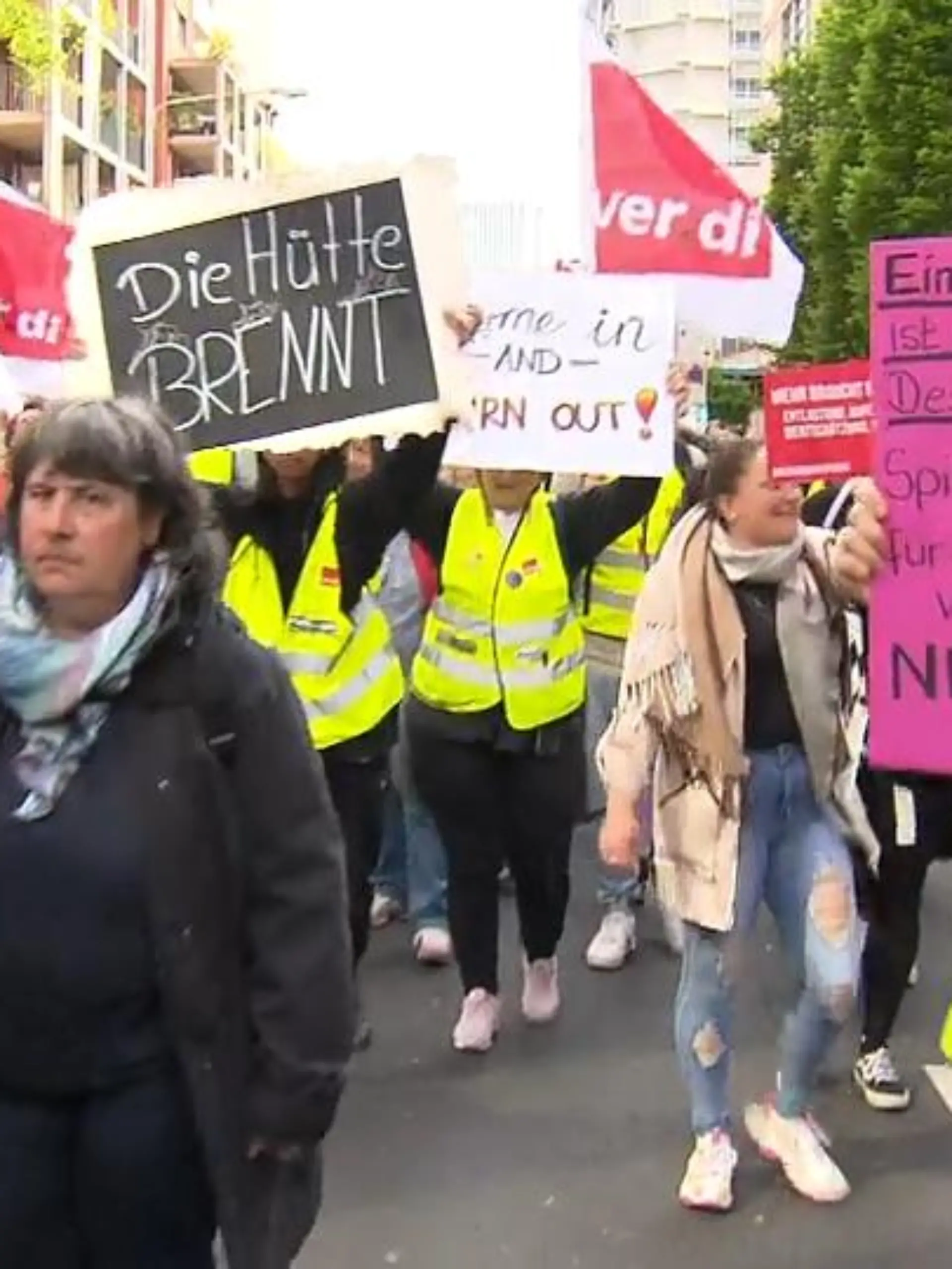 In Hessen haben am Mittwoch Mitarbeiter von Kitas und Ganztagsschulen die Arbeit niedergelegt. Betroffen waren Einrichtungen in Frankfurt, Hanau sowie in und rund um Kassel und Gießen. Die Streikenden trafen sich zu Kundgebungen unter anderem in Wiesbaden und Frankfurt. Die Mitarbeiter fühlen sich vom Land im Stich gelassen.