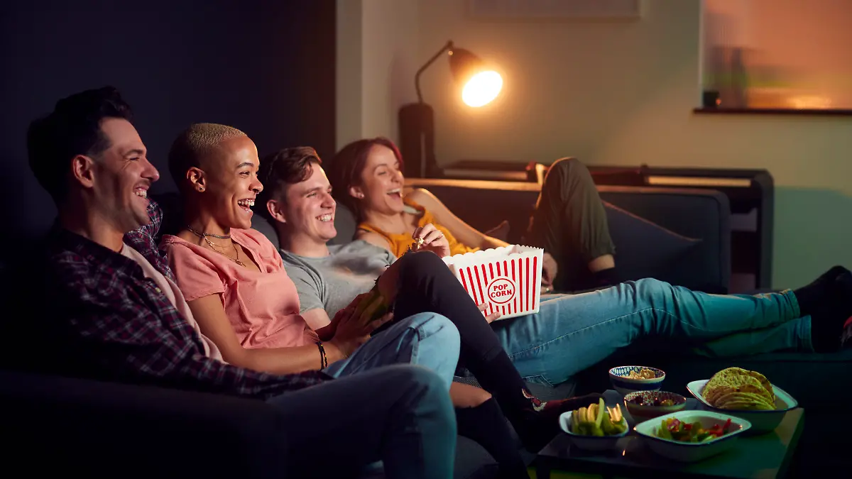 Freunde beim Filmeabend.