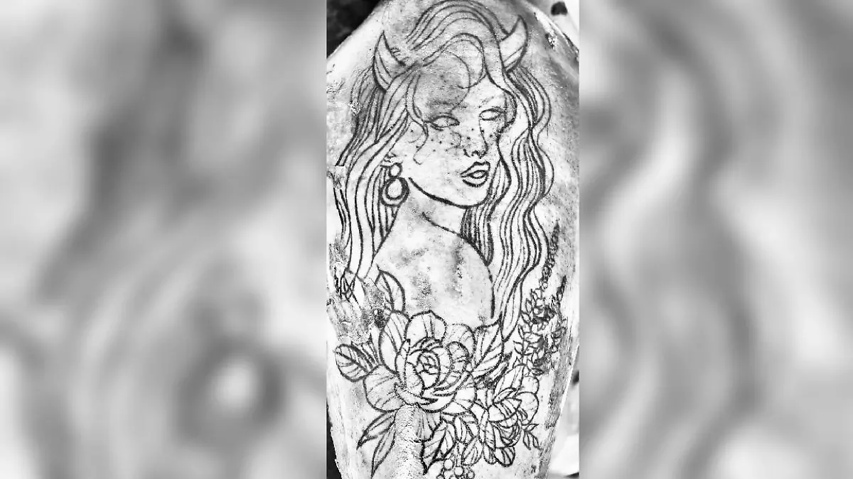 Ein Tattoo zeigt den Kopf einer Frau.