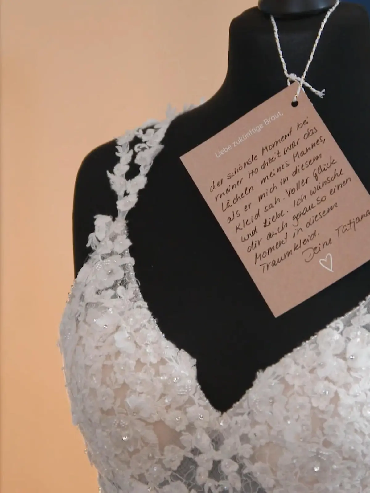 Bild zu: "Diese Kleider haben bereits Liebe erfahren"