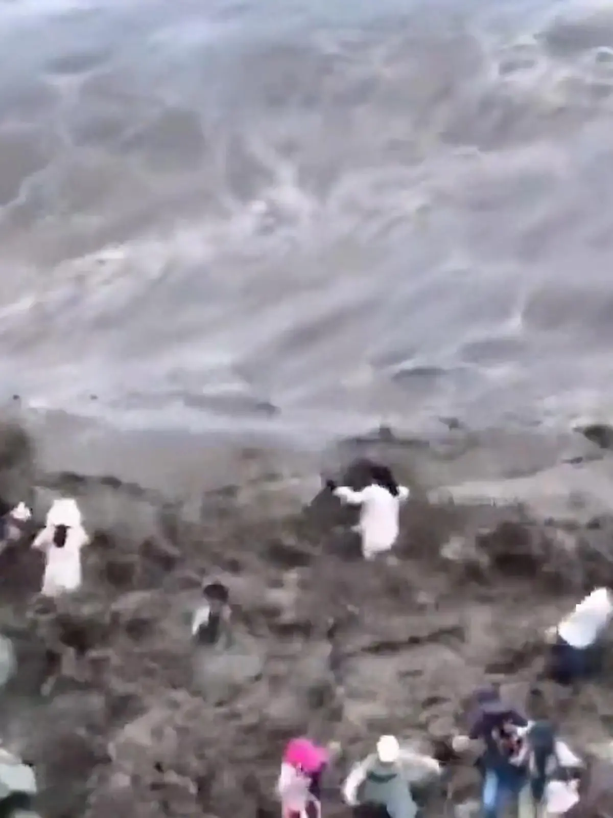 Die Touristen kurz vor dem Moment, indem das Wasser auf sie trifft.