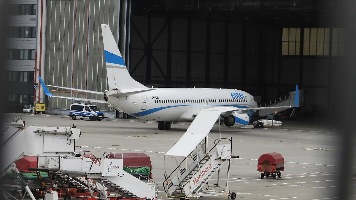 17.09.2024, Hamburg: Am Hamburger Flughafen steht ein Charter-Flugzeug mit abgelehnten Asylbewerbern vor dem Start nach Serbien und Mazedonien. Foto: Frank Bründel/Citynewstv/dpa +++ dpa-Bildfunk +++