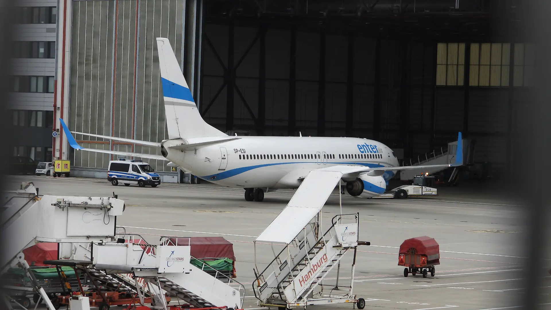 17.09.2024, Hamburg: Am Hamburger Flughafen steht ein Charter-Flugzeug mit abgelehnten Asylbewerbern vor dem Start nach Serbien und Mazedonien. Foto: Frank Bründel/Citynewstv/dpa +++ dpa-Bildfunk +++