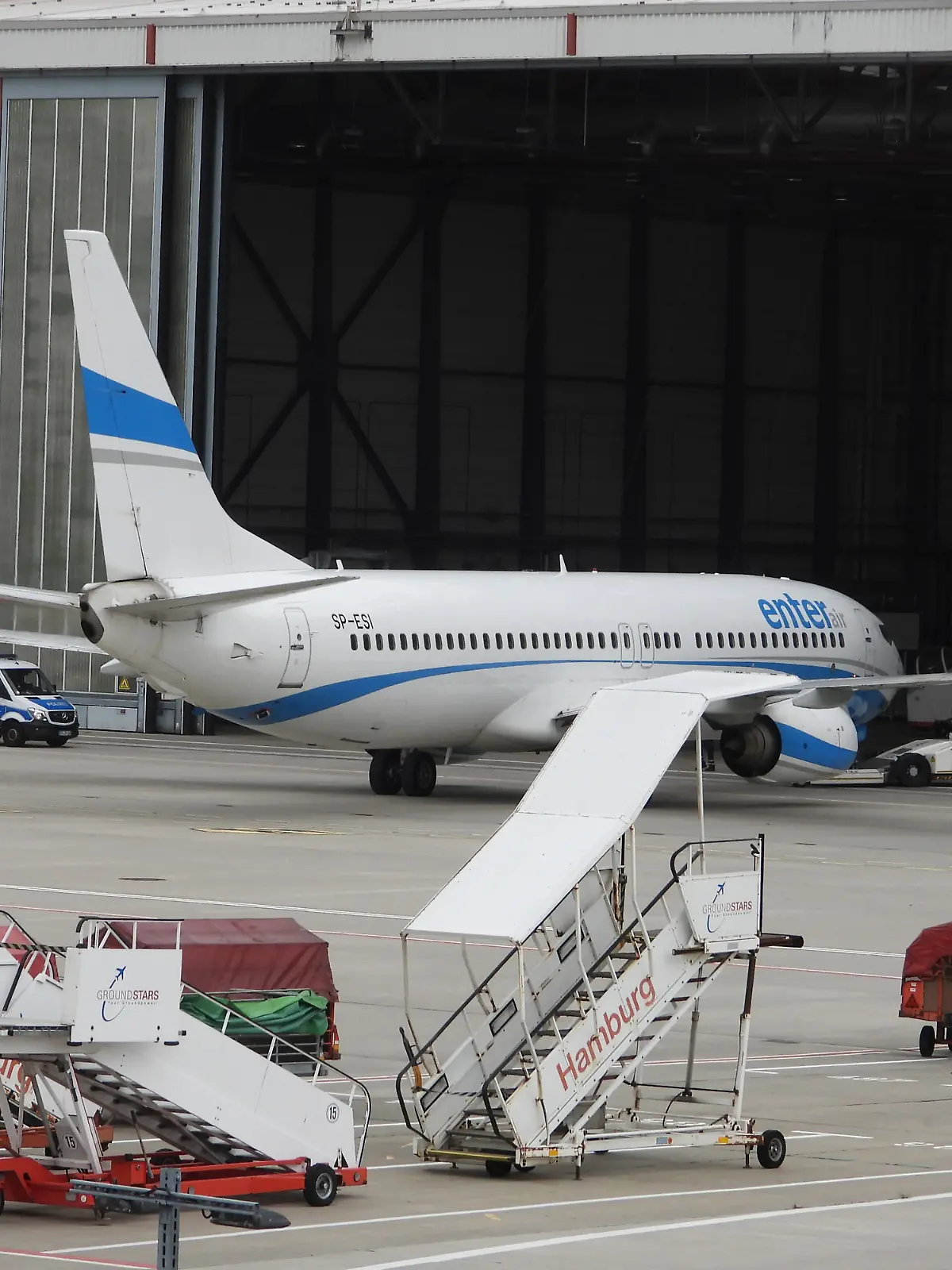 17.09.2024, Hamburg: Am Hamburger Flughafen steht ein Charter-Flugzeug mit abgelehnten Asylbewerbern vor dem Start nach Serbien und Mazedonien. Foto: Frank Bründel/Citynewstv/dpa +++ dpa-Bildfunk +++