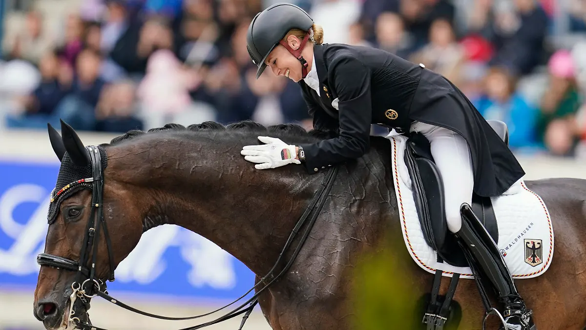 02.07.2023, Nordrhein-Westfalen, Aachen: Pferdesport, Dressur, CHIO, Großer Dressurpreis von Aachen: Jessica von Bredow-Werndl aus Deutschland auf dem Pferd Dalera freut sich. (zu dpa "Dressurreiterin von Bredow-Werndl siegt in CHIO-Kür") Foto: Uwe Anspach/dpa +++ dpa-Bildfunk +++