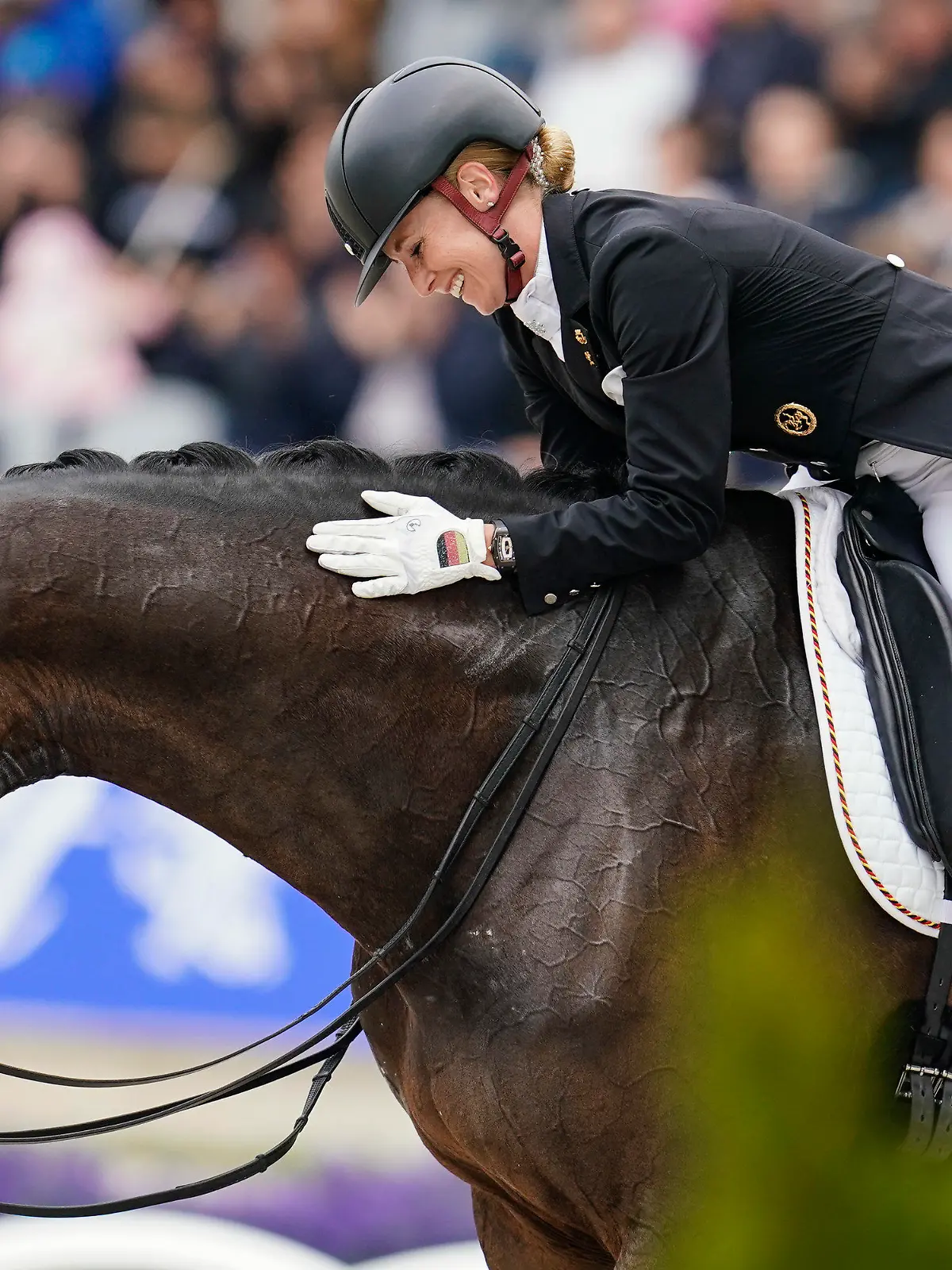 02.07.2023, Nordrhein-Westfalen, Aachen: Pferdesport, Dressur, CHIO, Großer Dressurpreis von Aachen: Jessica von Bredow-Werndl aus Deutschland auf dem Pferd Dalera freut sich. (zu dpa "Dressurreiterin von Bredow-Werndl siegt in CHIO-Kür") Foto: Uwe Anspach/dpa +++ dpa-Bildfunk +++