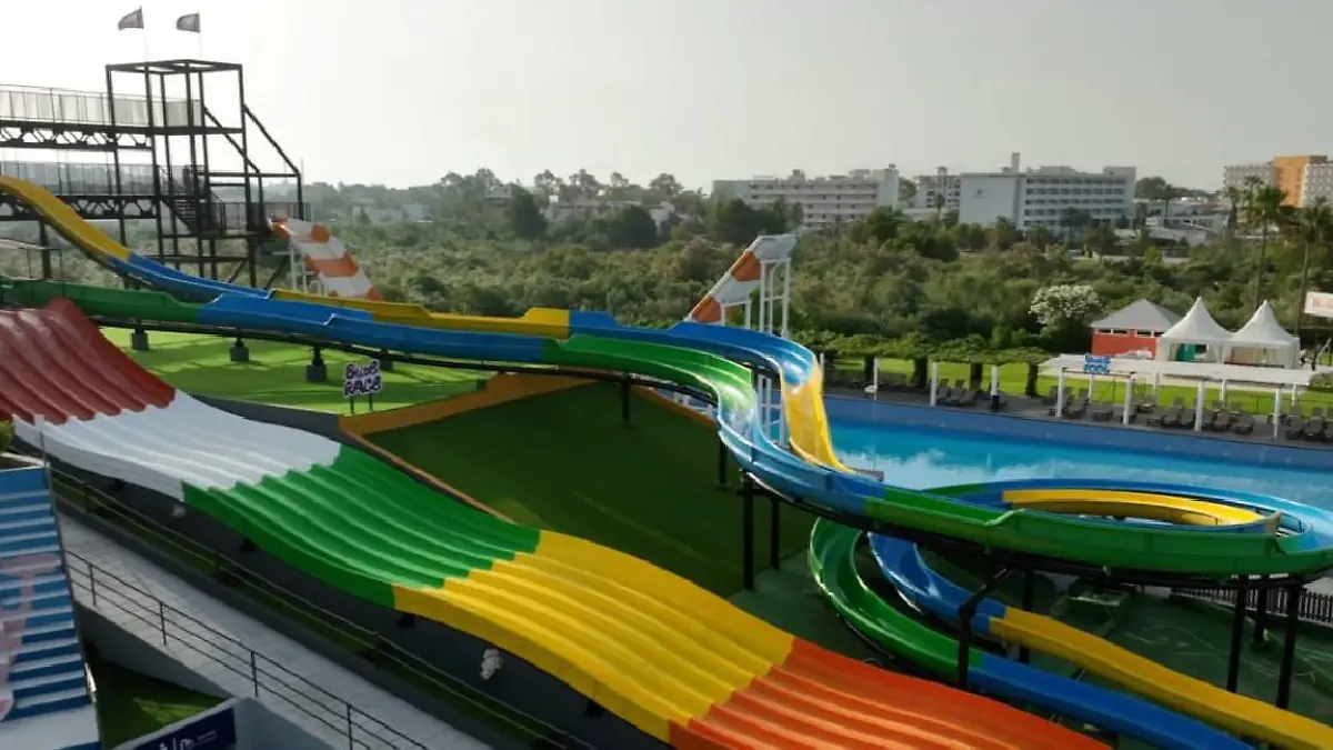 Der Wasserpark in Alcudia ist zu sehen. Viele bunte Rutschen sind das Wahrzeichen des Parks.