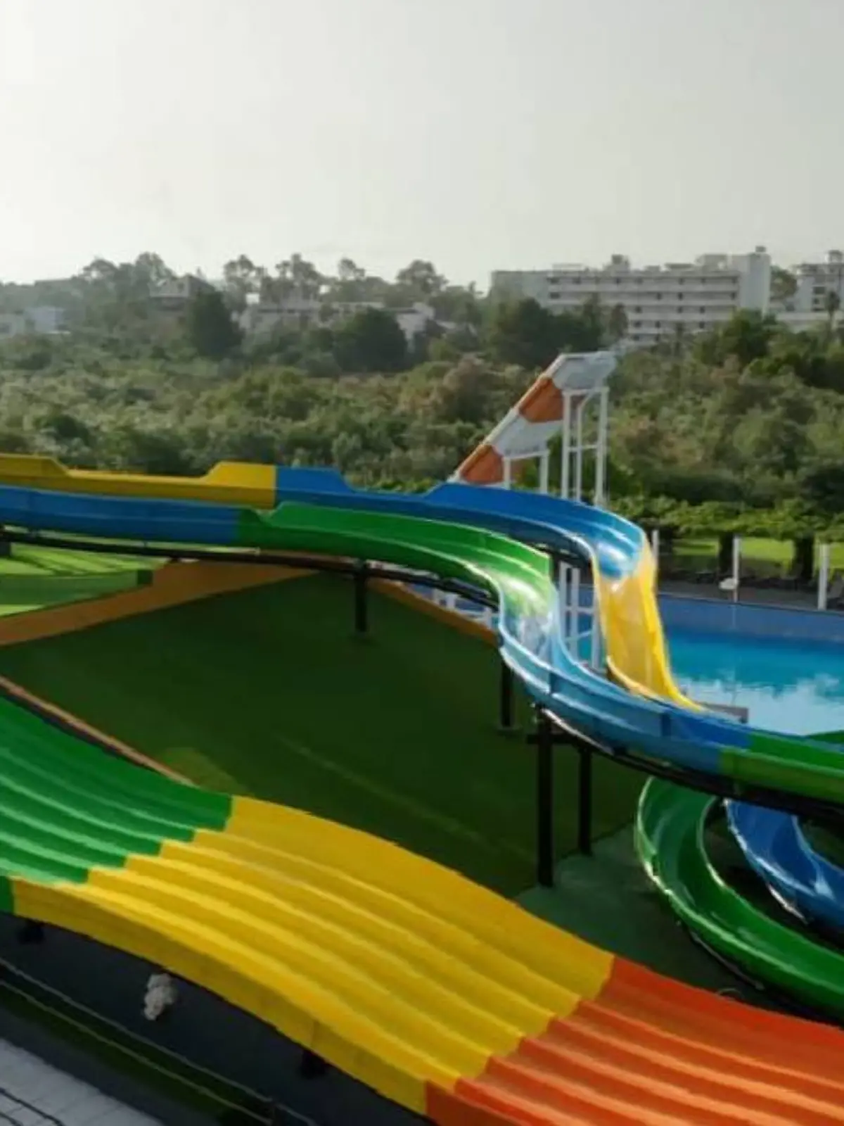 Der Wasserpark in Alcudia ist zu sehen. Viele bunte Rutschen sind das Wahrzeichen des Parks.