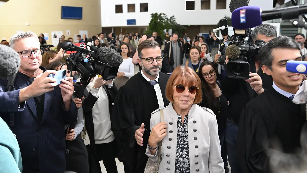 Journalisten im Gerichtsgebäude in Avignon.