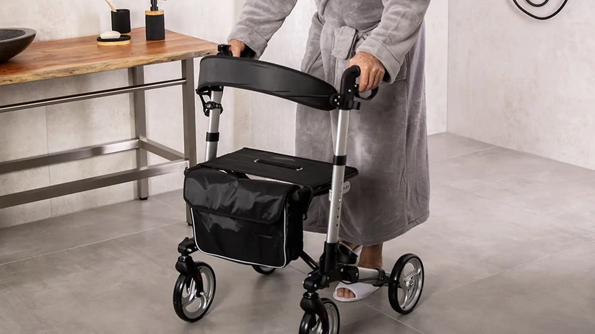 Alter Herr mit Rollator