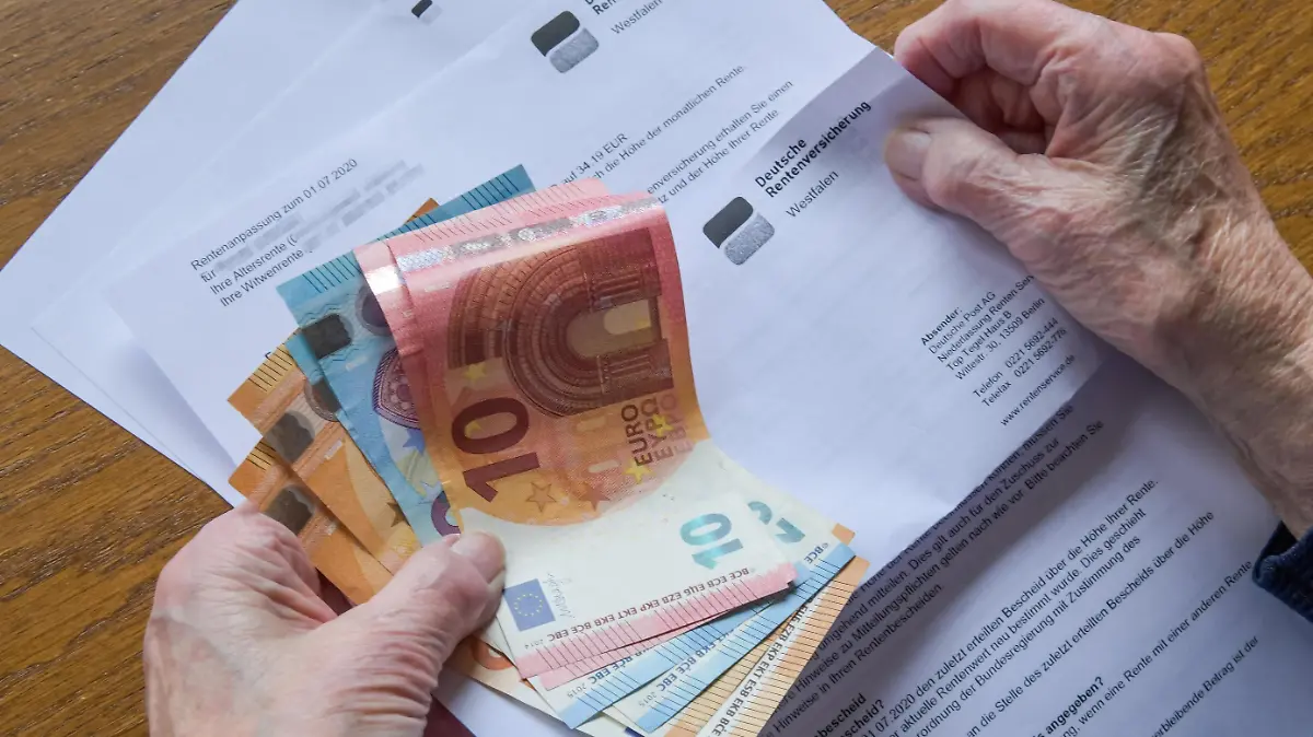Seniorin, Rentenbescheid
