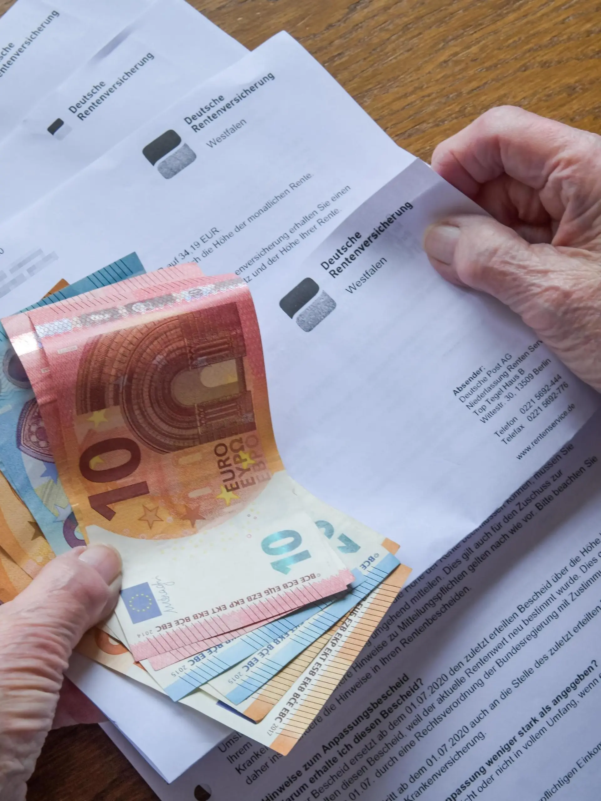 Seniorin, Rentenbescheid