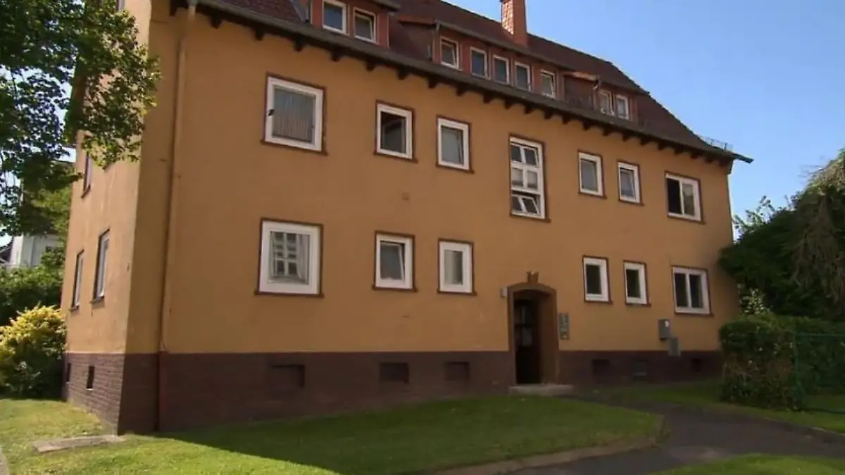 Menschenunwürdige Zustände lassen Mieter dieses Hauses in Flieden (Hessen) verzweifeln.