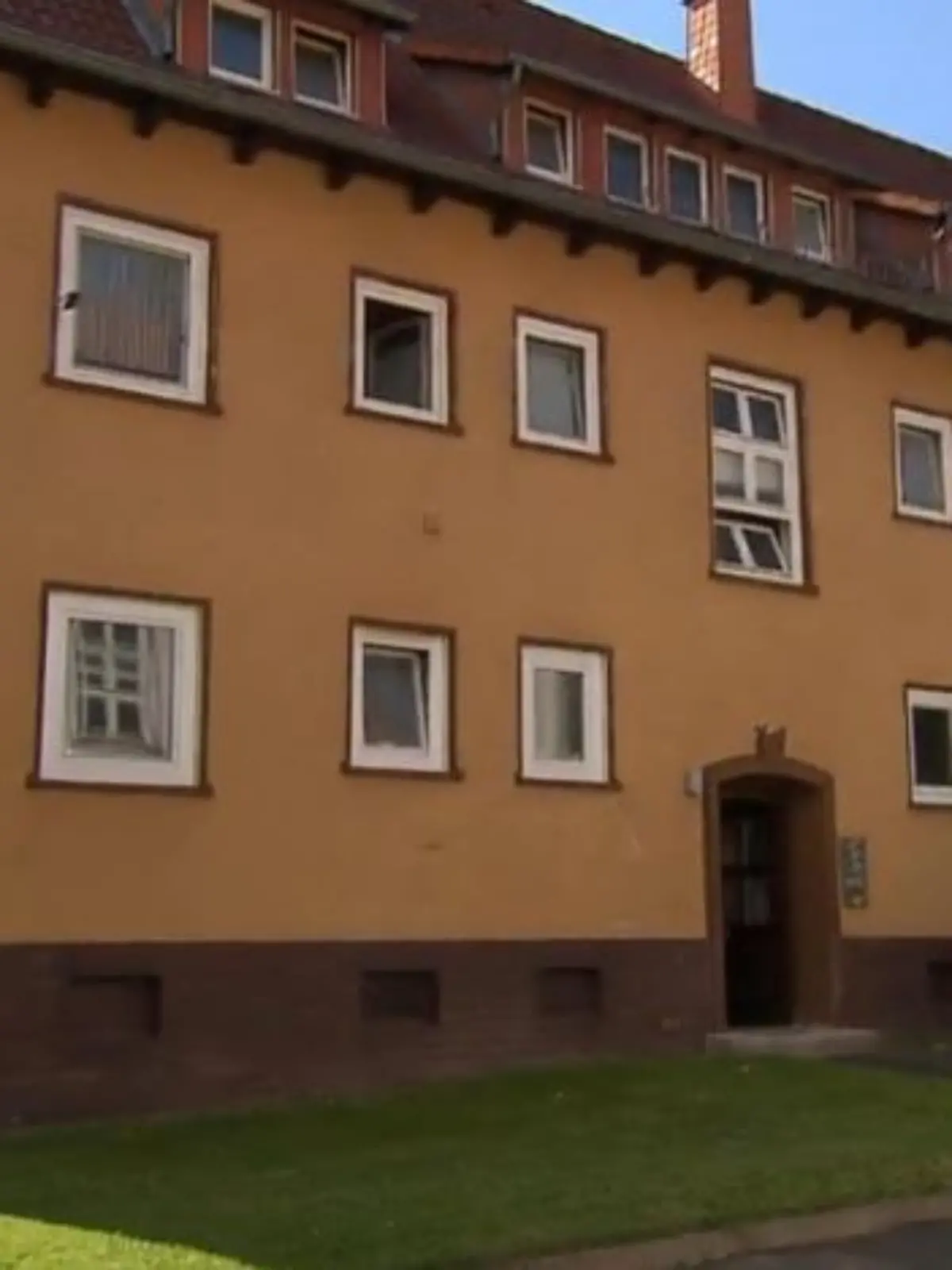 Menschenunwürdige Zustände lassen Mieter dieses Hauses in Flieden (Hessen) verzweifeln.