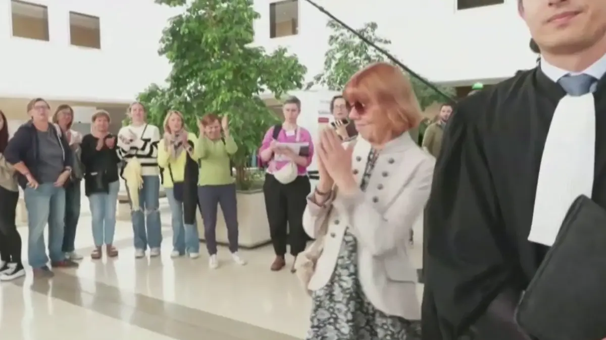 Menschen in einem Gerichtsgebäude.