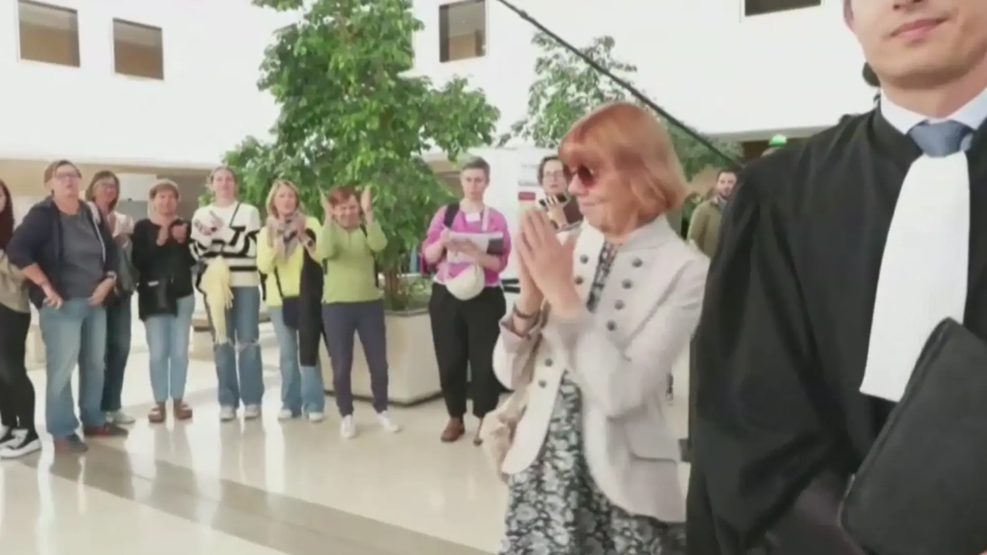 Menschen in einem Gerichtsgebäude.