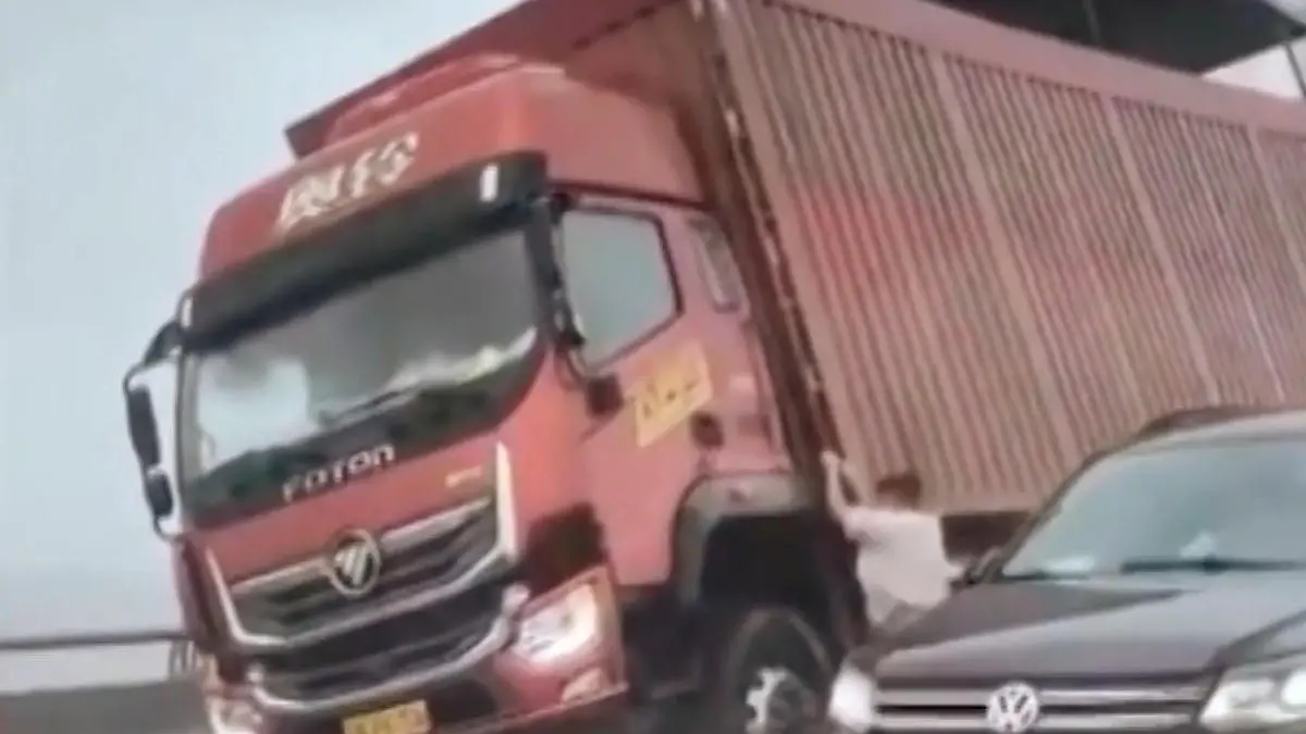 Fahrer klammert sich mit aller Kraft daran Super-Taifun will LKW mitreißen