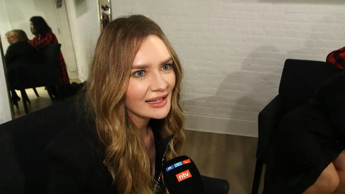 Anna Sorokin läuft mit Fußfessel über den Catwalk Exklusives Treffen auf der Fashion Week