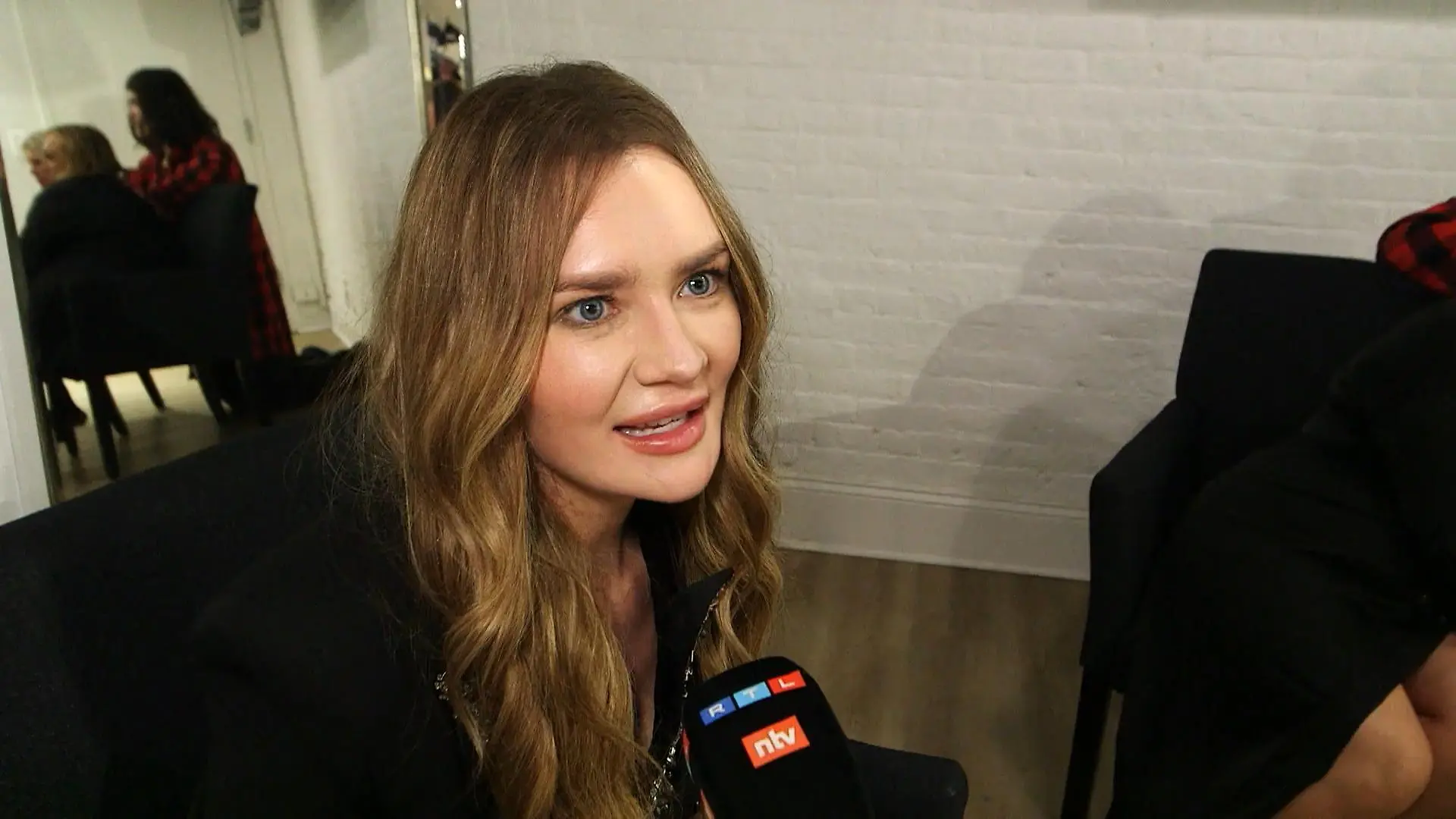 Anna Sorokin läuft mit Fußfessel über den Catwalk Exklusives Treffen auf der Fashion Week