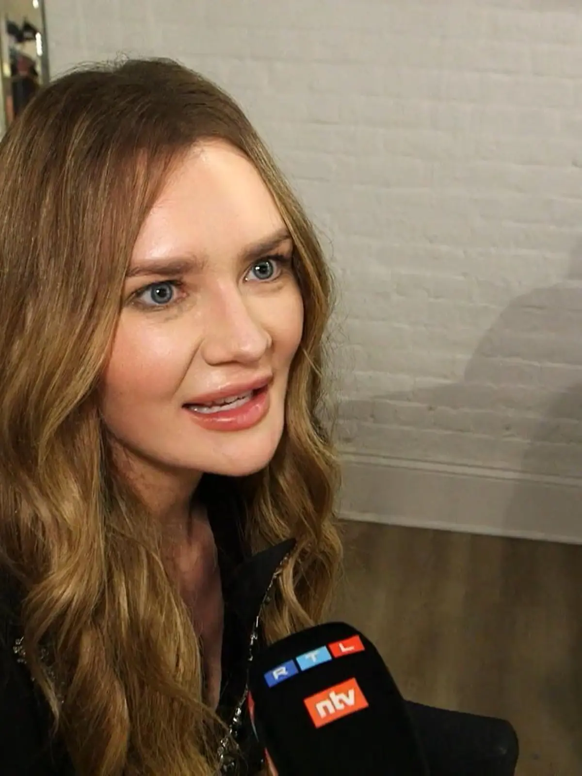 Bild zu: "Anna Sorokin läuft mit Fußfessel über den Catwalk"