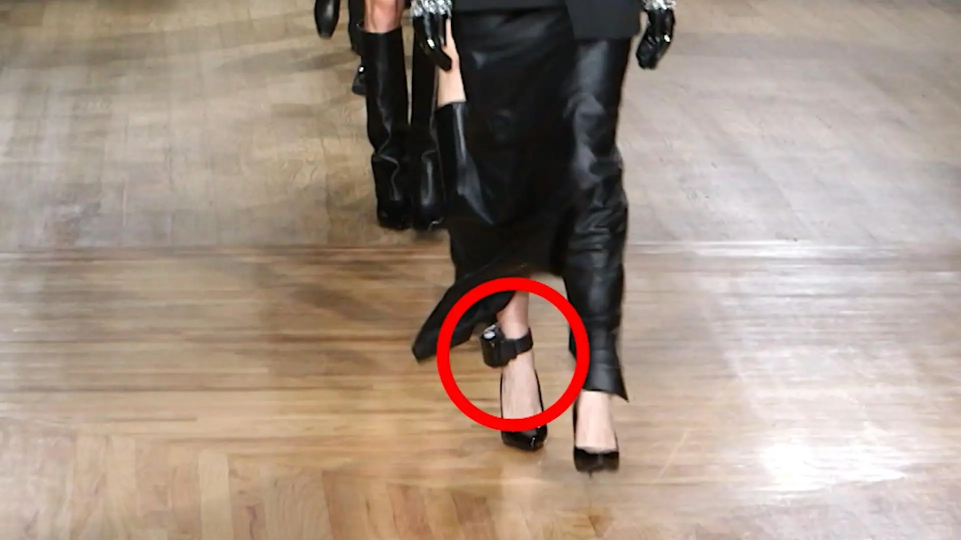 So sieht es aus, wenn Anna Sorokin mit einer Fußfessel über den Catwalk geht.