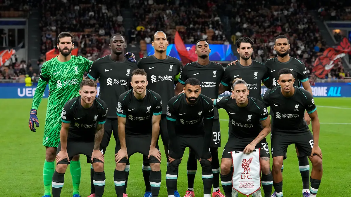Auf den schwarzen Trikots nur schwer zu erkennen: Zu Ehren des verstorbenen Fans trugen die Profis des FC Liverpool beim Spiel gegen den AC Mailand einen Trauerflor.