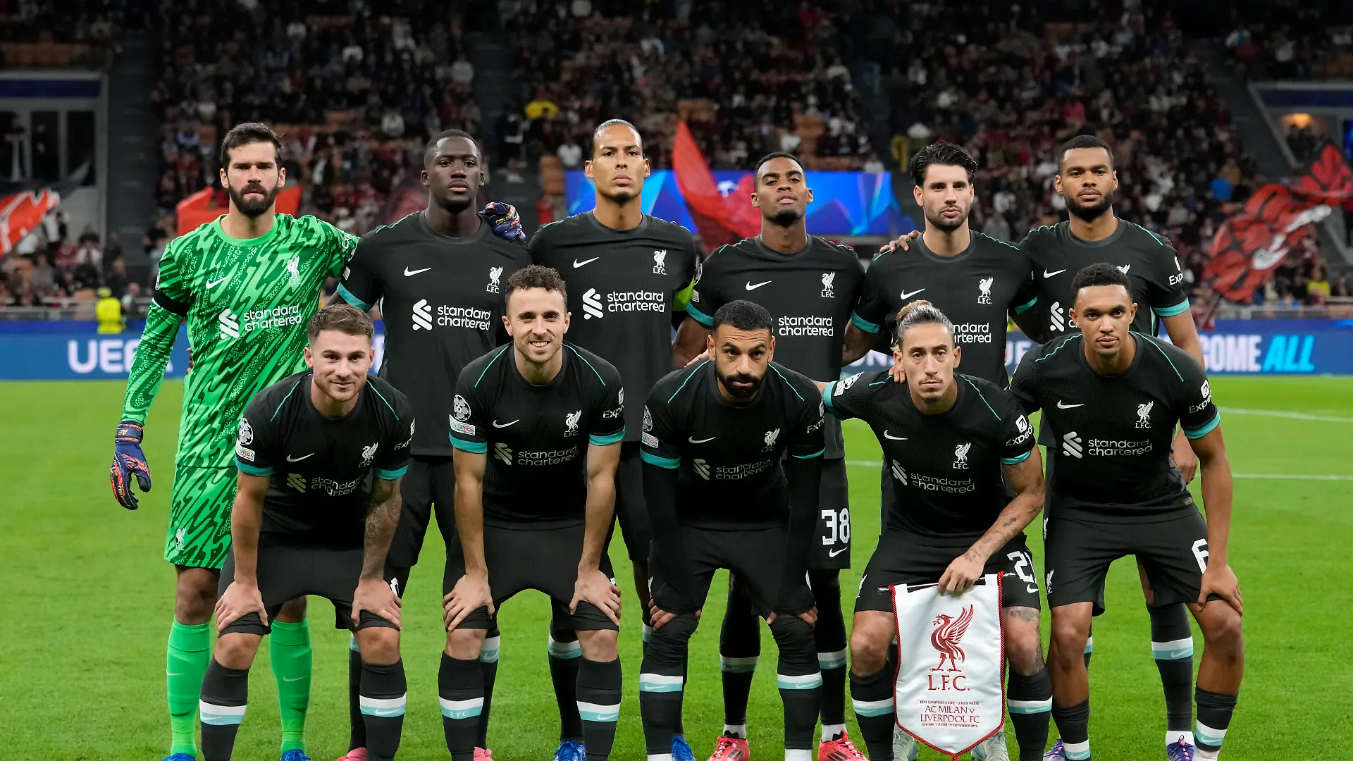 Auf den schwarzen Trikots nur schwer zu erkennen: Zu Ehren des verstorbenen Fans trugen die Profis des FC Liverpool beim Spiel gegen den AC Mailand einen Trauerflor.