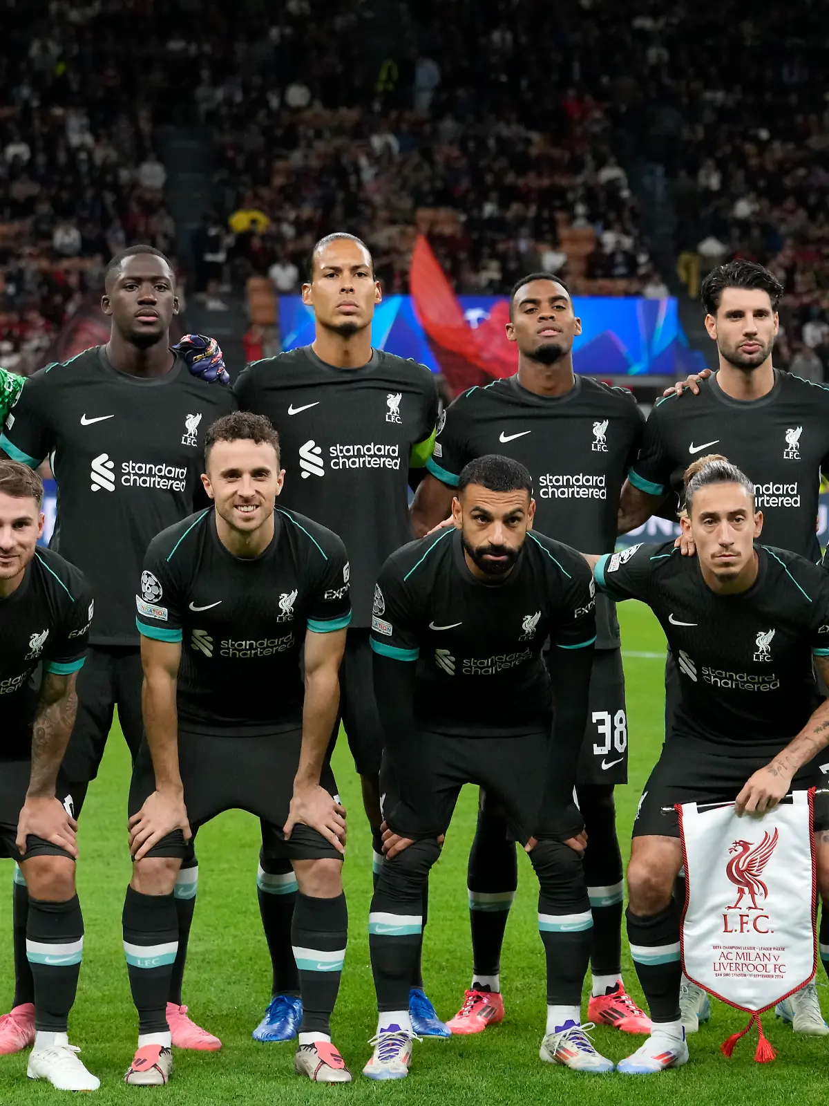 Auf den schwarzen Trikots nur schwer zu erkennen: Zu Ehren des verstorbenen Fans trugen die Profis des FC Liverpool beim Spiel gegen den AC Mailand einen Trauerflor.