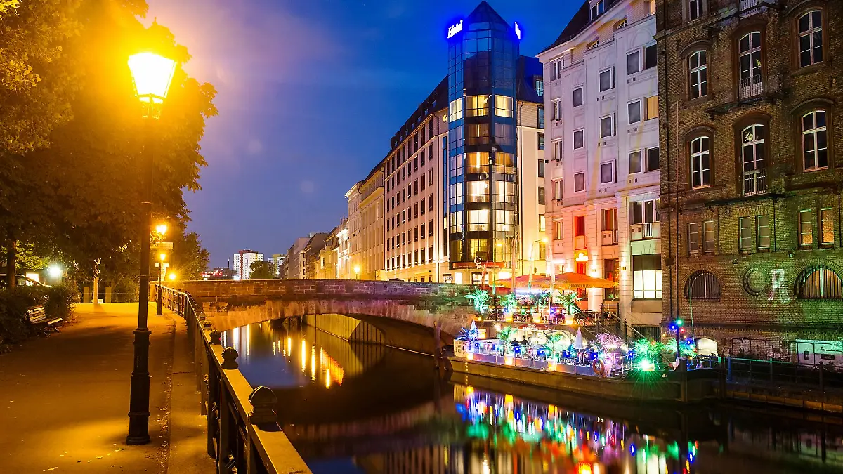 Beim Einsturz eines Daches auf einem Boot in Berlin-Mitte sind nach Angaben der Feuerwehr mehrere Menschen verletzt worden. (Symbolbild)