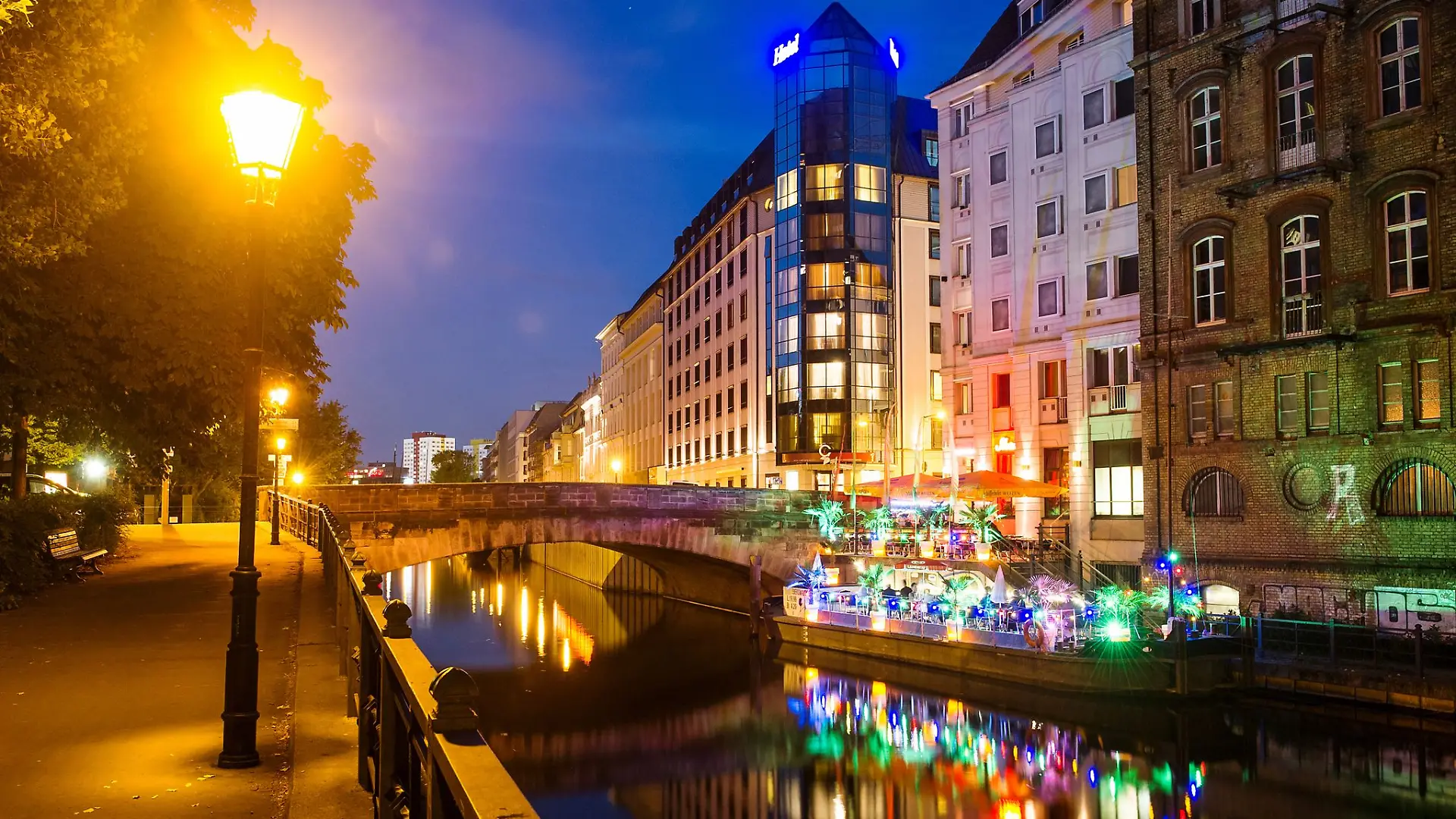 Beim Einsturz eines Daches auf einem Boot in Berlin-Mitte sind nach Angaben der Feuerwehr mehrere Menschen verletzt worden. (Symbolbild)