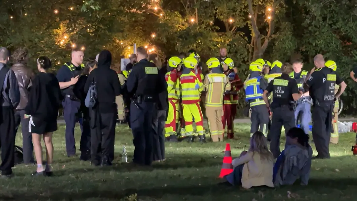 Rettungskräfte auf einer Wiese.