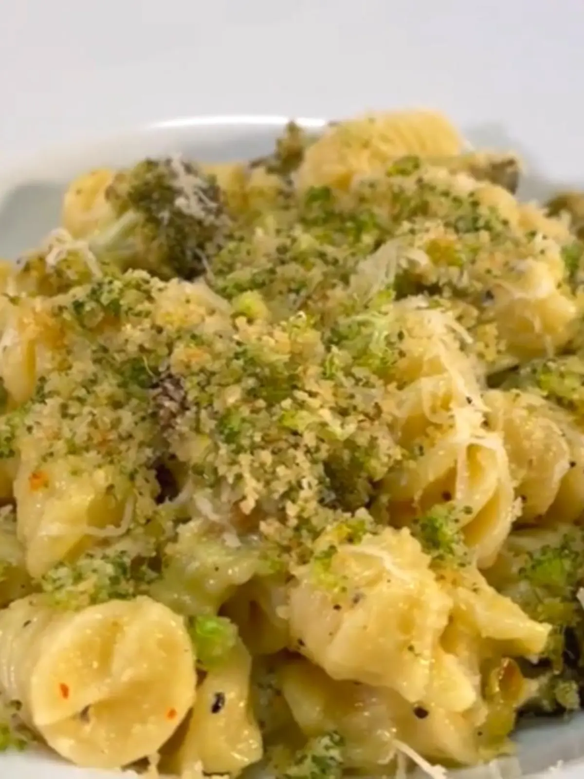 Für dieses leckere Pasta-Rezept brauchen Sie außer einem Brokkoli nur wenige Zutaten!