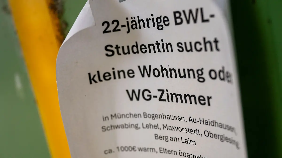 Kurz vor Beginn des Wintersemesters halten wieder Tausende Studierende Ausschau nach einem WG-Zimmer. Vor allem in München kann das richtig teuer werden. (Archivbild)