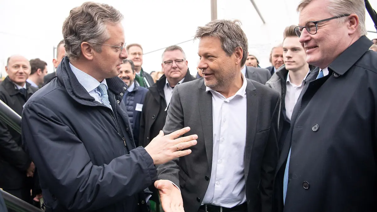 05.05.2022, Niedersachsen, Wilhelmshaven: Morten Höegh (l-r) von Höegh LNG, spricht mit Robert Habeck (Bündnis 90/Die Grünen), Bundesminister für Wirtschaft und Klimaschutz, und Bernd Althusmann (CDU), Wirtschaftsminister von Niedersachsen. Habeck kam zum ersten Rammschlag für den Anleger des geplanten schwimmenden Flüssigerdgas-Terminals nach Wilhelmshaven. Das Terminal soll bereits Ende des Jahres in Betrieb gehen. Von dort soll per Tankschiff angelandetes, tiefgekühltes Flüssigerdgas (LNG) nach der Erwärmung in die Gasnetze eingespeist werden. Foto: Sina Schuldt/dpa +++ dpa-Bildfunk +++