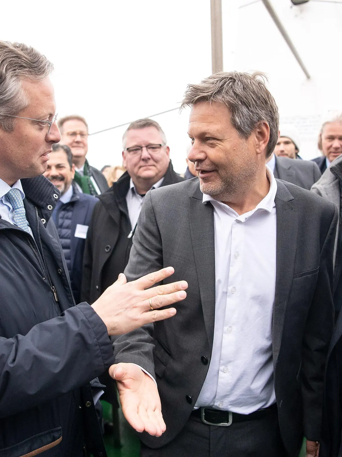 05.05.2022, Niedersachsen, Wilhelmshaven: Morten Höegh (l-r) von Höegh LNG, spricht mit Robert Habeck (Bündnis 90/Die Grünen), Bundesminister für Wirtschaft und Klimaschutz, und Bernd Althusmann (CDU), Wirtschaftsminister von Niedersachsen. Habeck kam zum ersten Rammschlag für den Anleger des geplanten schwimmenden Flüssigerdgas-Terminals nach Wilhelmshaven. Das Terminal soll bereits Ende des Jahres in Betrieb gehen. Von dort soll per Tankschiff angelandetes, tiefgekühltes Flüssigerdgas (LNG) nach der Erwärmung in die Gasnetze eingespeist werden. Foto: Sina Schuldt/dpa +++ dpa-Bildfunk +++