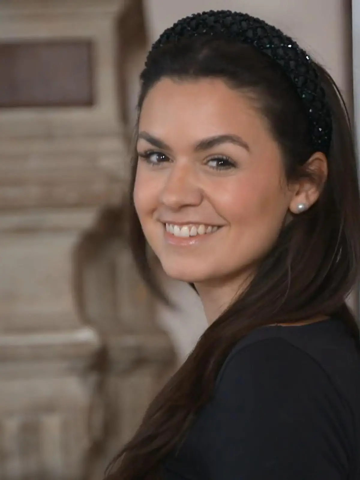 Bild zu: "Braut Schirin will Beine zeigen"