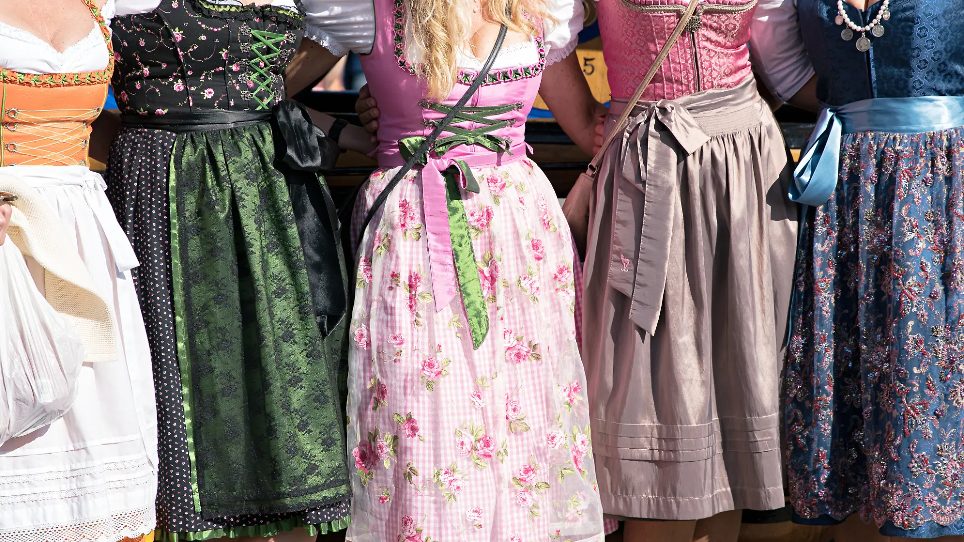Frauen mit Dirndl auf dem Oktoberfest