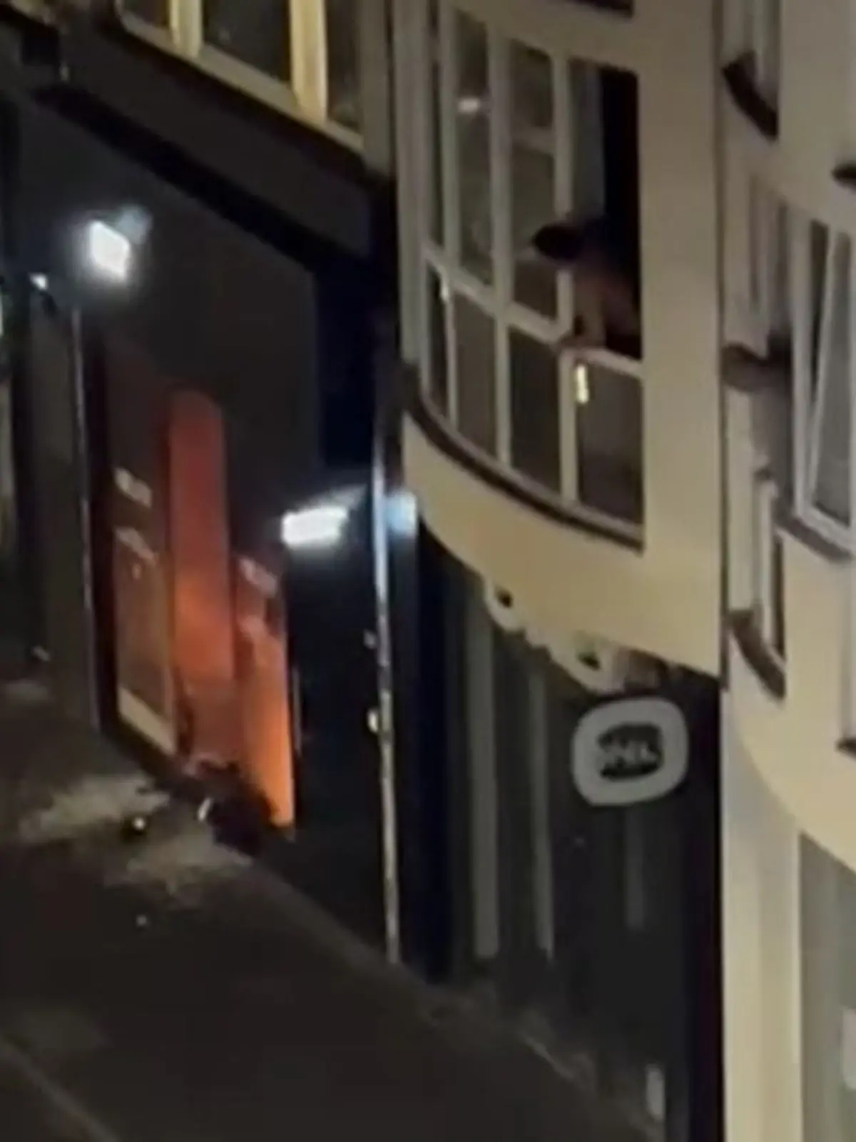 Flammen schlagen aus einem Bekleidungsgeschäft in Köln. Ein Unbekannter hatte den Laden am Mittwochmorgen gegen 5 Uhr in die Luft gesprengt. Bereits am Montag hatte es in der Kölner Innenstadt eine Explosion gegeben.