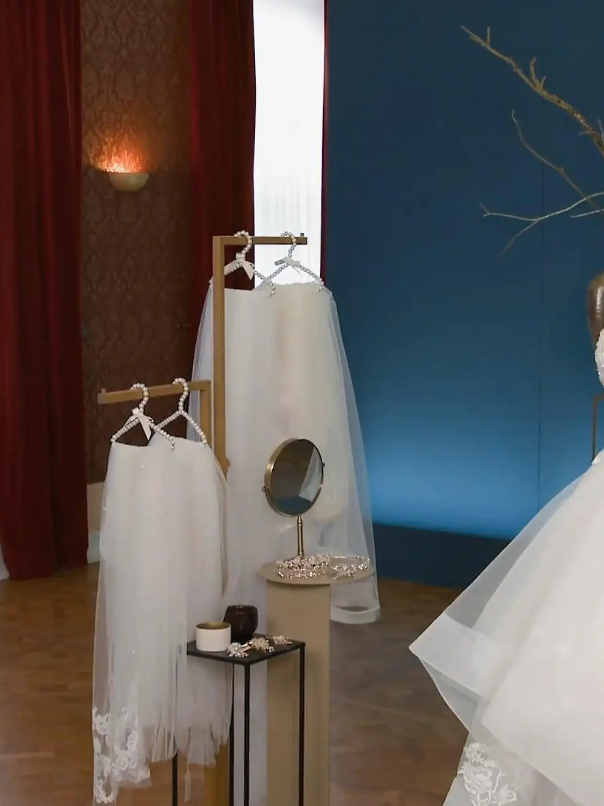 Bild zu: "Schirin ist enttäuscht von der Kleiderauswahl"