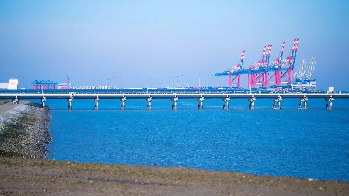ARCHIV - 28.02.2022, Niedersachsen, Wilhelmshaven: Der Jade-Weser-Port mit den Rohren der Tankerlöschbrücke im Vordergrund. Ein neues Terminal zum Import von Flüssigerdgas (LNG) in Wilhelmshaven soll Deutschland unabhängiger von Gasimporten aus Russland machen - die Deutsche Umwelthilfe hat jetzt allerdings einen sofortigen Baustopp gefordert. (zu dpa: «Umwelthilfe fordert Baustopp am geplanten LNG-Terminal Wilhelmshaven») Foto: Sina Schuldt/dpa +++ dpa-Bildfunk +++
