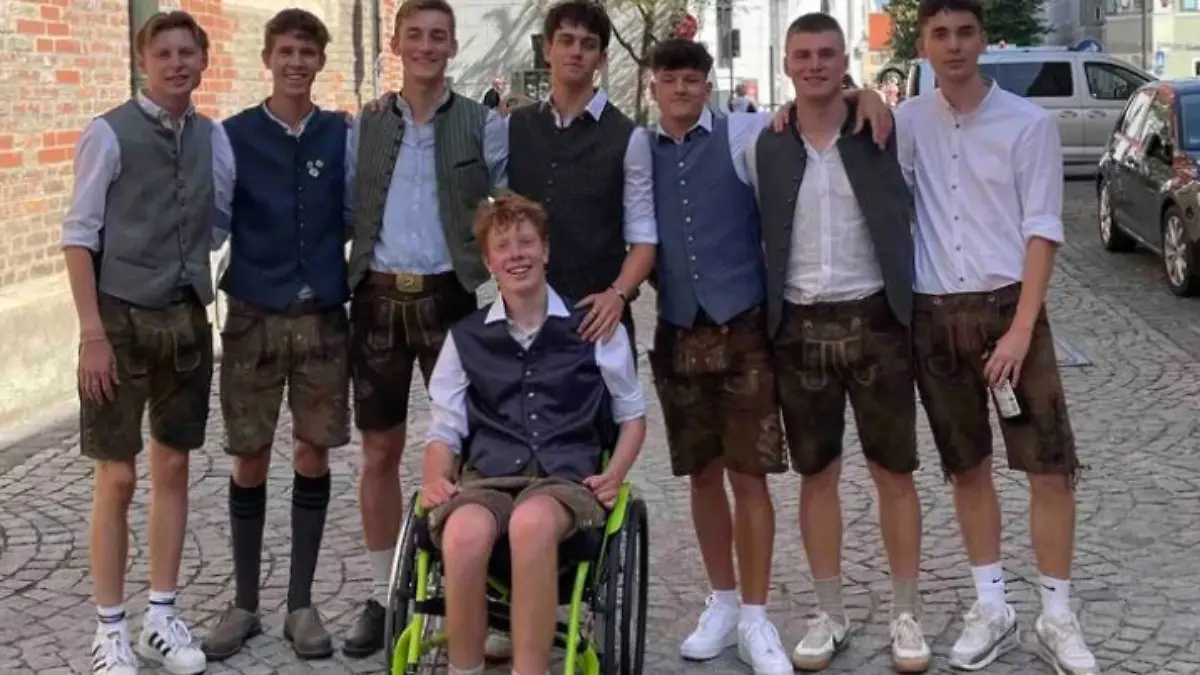 Nach einem Unfall ist Maxi querschnittsgelähmt. Seine Freunde sammeln jetzt Spenden für ihn – und geben alles!