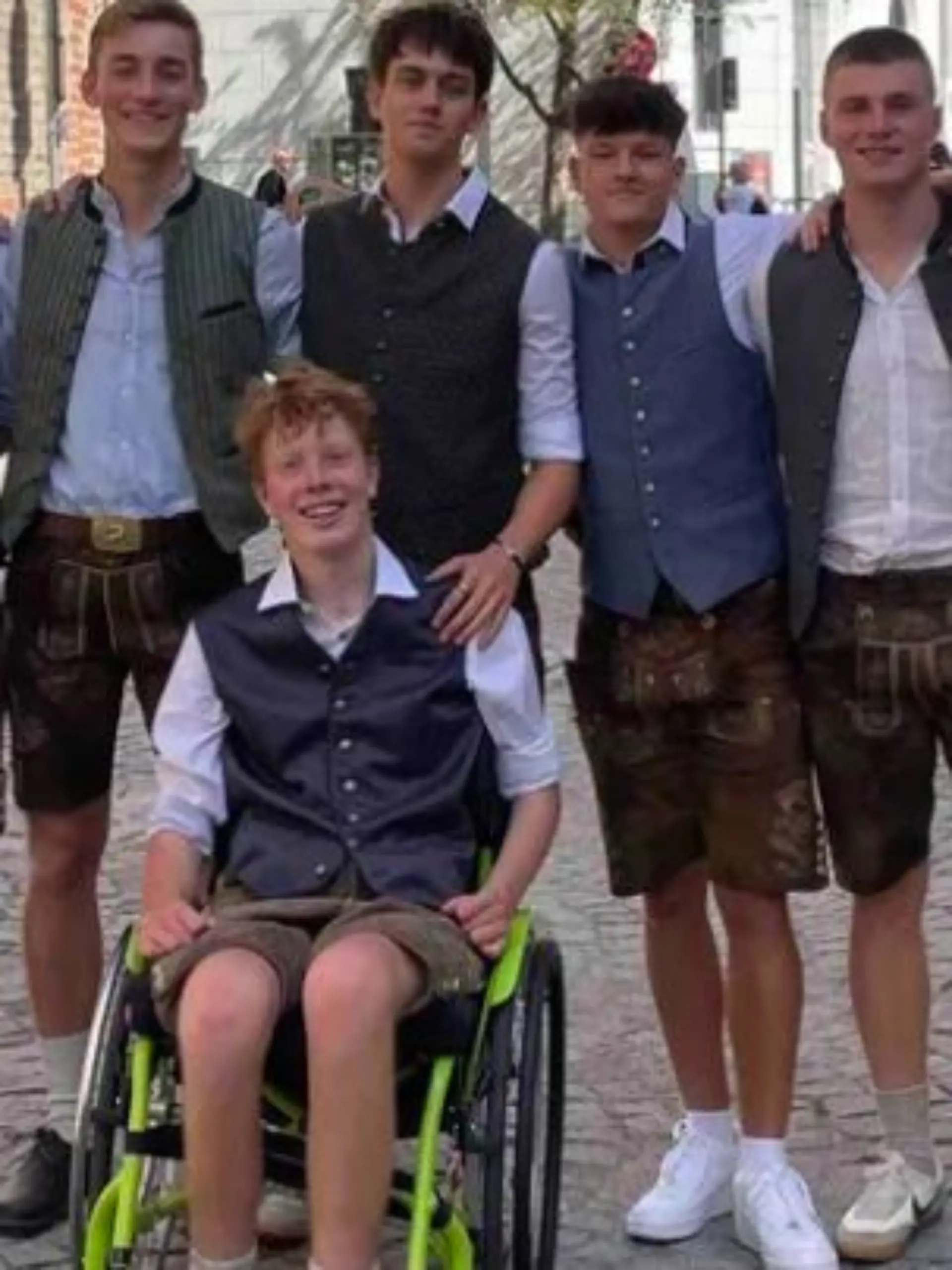 Nach einem Unfall ist Maxi querschnittsgelähmt. Seine Freunde sammeln jetzt Spenden für ihn – und geben alles!