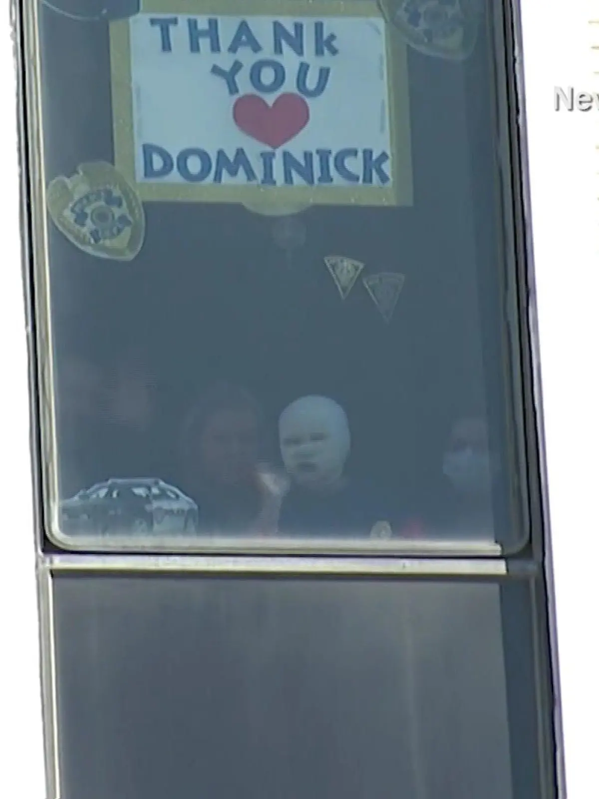 Brandopfer Dominick winkt am Krankenhausfenster
