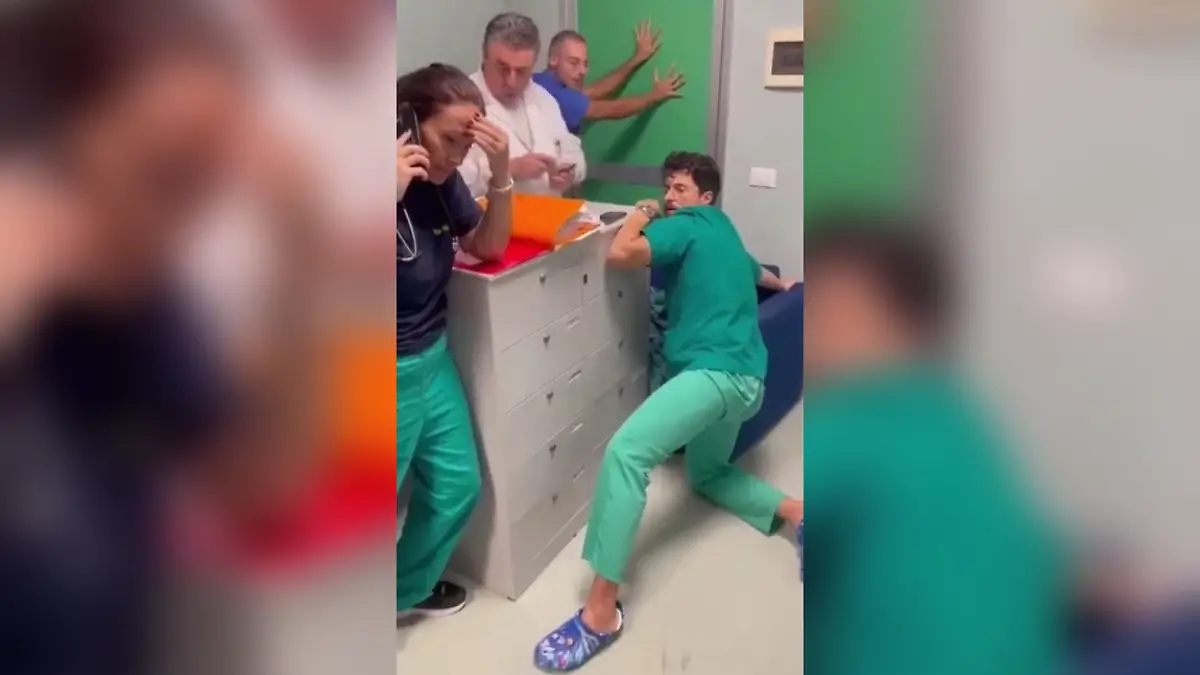 Als Natasha Pugliese stirbt, eskaliert die Situation im Krankenhaus: Ihr Familie attackiert das medizinische Personal, das sich in einem Raum verbarrikadieren muss, um der Gewalt zu entkommen.