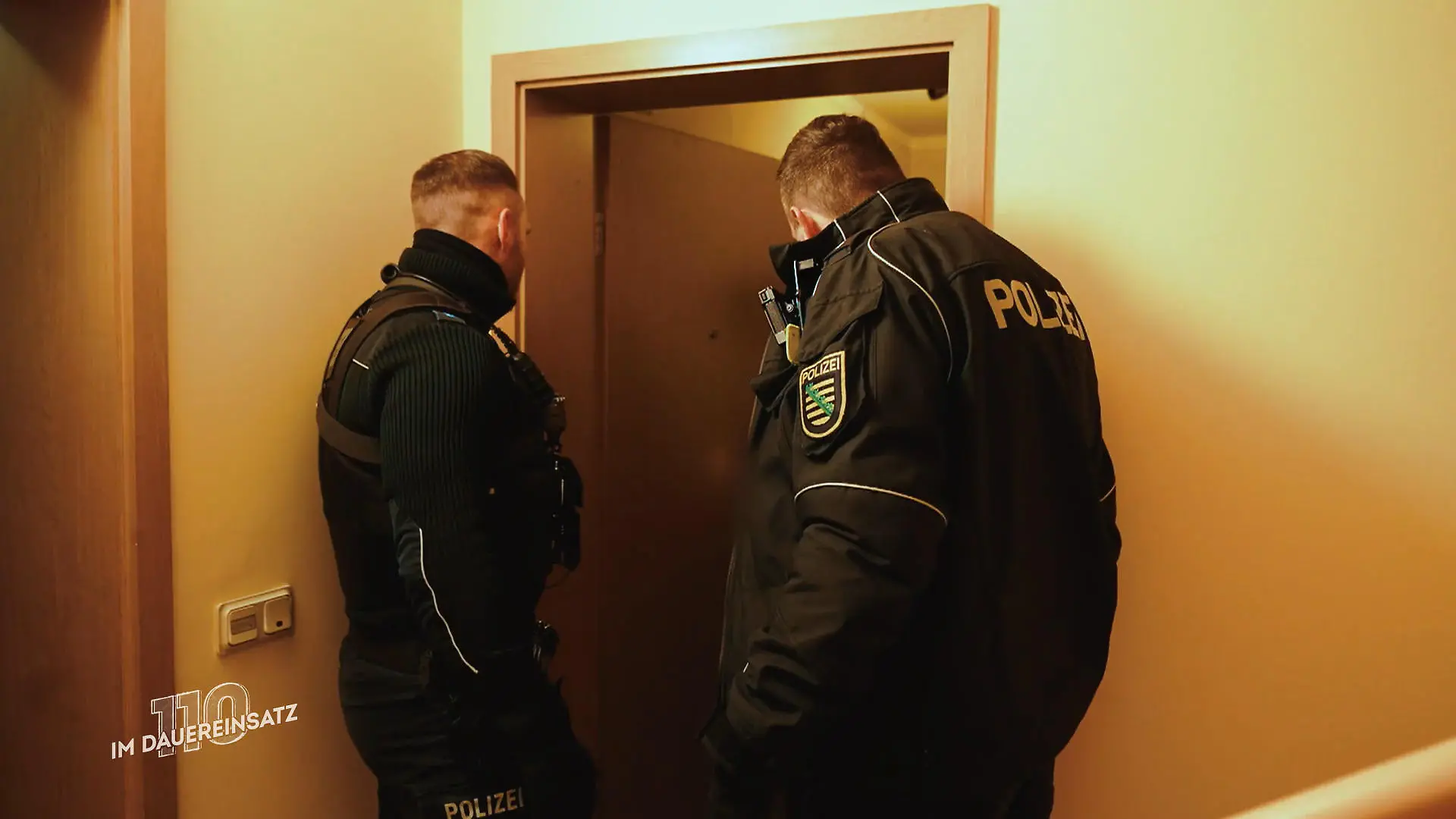 Randalierender Nachbar im Mehrfamilienhaus Nächtlicher Einsatz