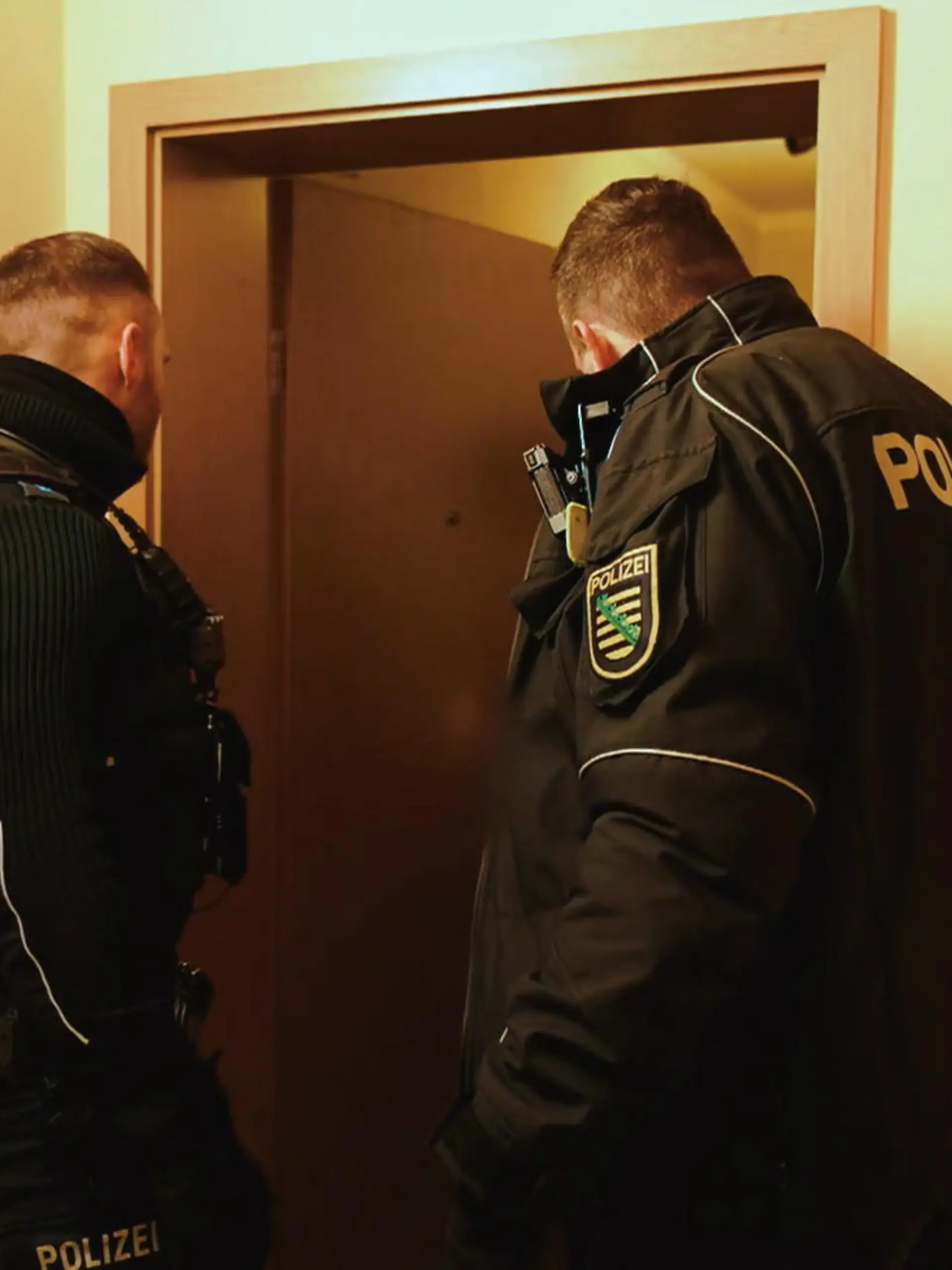 Bild zu: "Randalierender Nachbar im Mehrfamilienhaus"