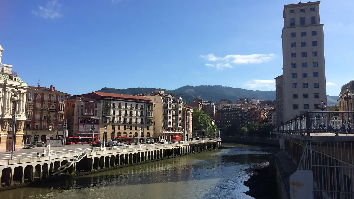 ARCHIV - 28.07.2016, Spanien, Bilbao: Ein Blick auf die Altstadt von Bilbao. In Spanien ist nach Überzeugung der Polizei ein Serienmörder unterwegs, der es auf Homosexuelle abgesehen und bereits mindestens vier Männer getötet haben soll. (zu dpa: «Spanische Polizei jagt mutmaßlichen Schwulen-Serienmörder») Foto: picture alliance / Carola Frentzen/dpa +++ dpa-Bildfunk +++