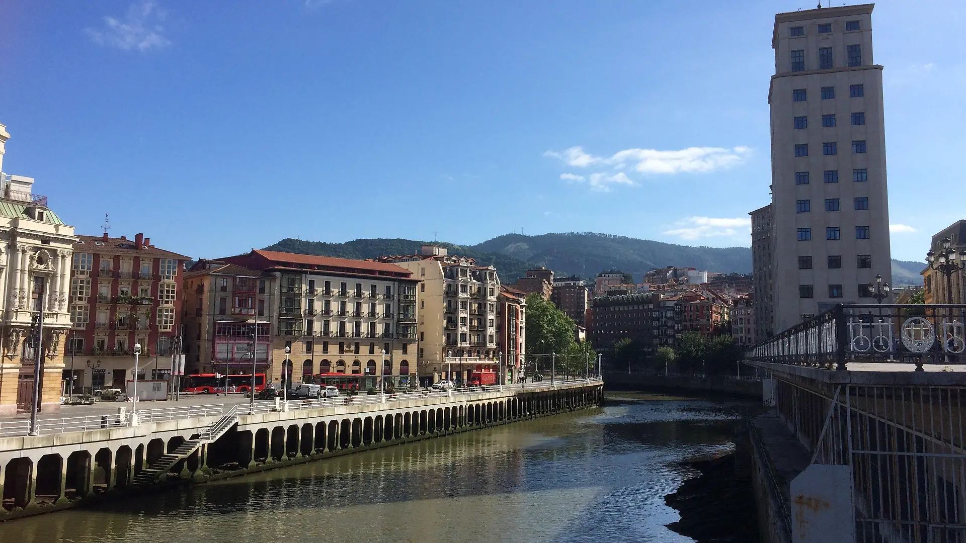ARCHIV - 28.07.2016, Spanien, Bilbao: Ein Blick auf die Altstadt von Bilbao. In Spanien ist nach Überzeugung der Polizei ein Serienmörder unterwegs, der es auf Homosexuelle abgesehen und bereits mindestens vier Männer getötet haben soll. (zu dpa: «Spanische Polizei jagt mutmaßlichen Schwulen-Serienmörder») Foto: picture alliance / Carola Frentzen/dpa +++ dpa-Bildfunk +++