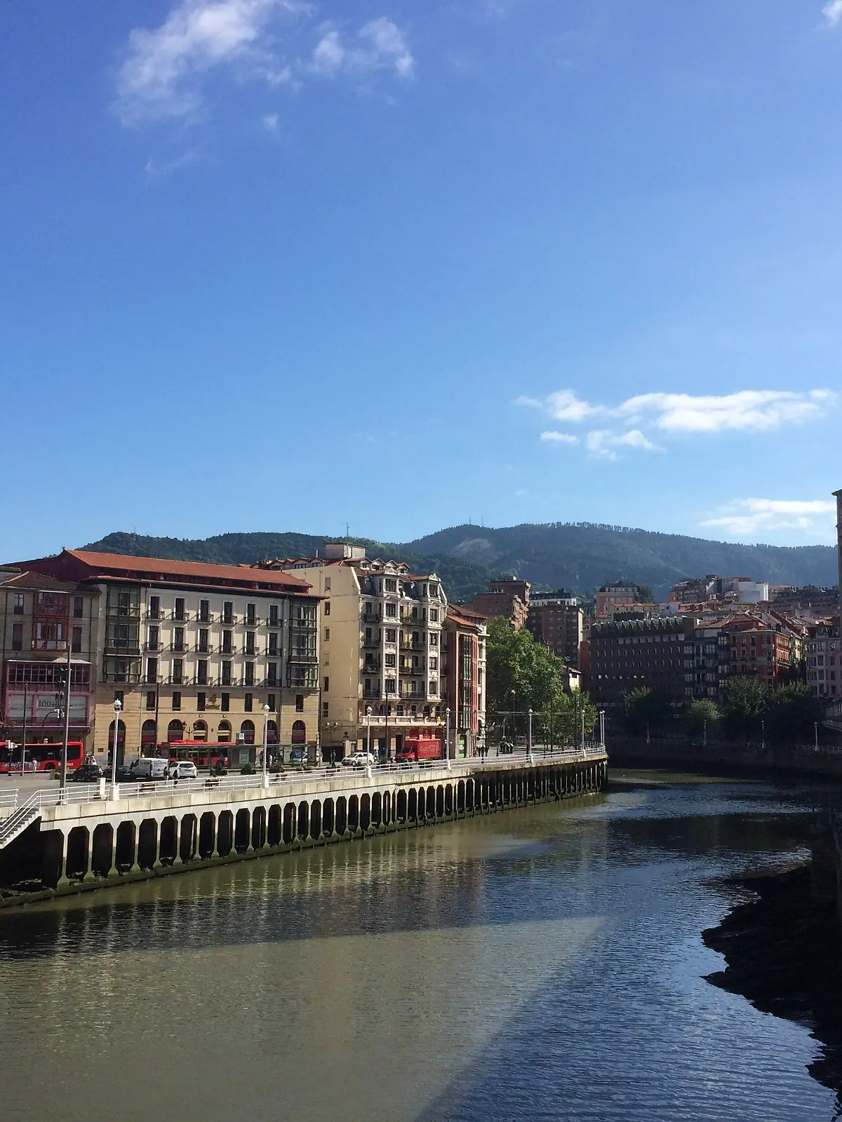 ARCHIV - 28.07.2016, Spanien, Bilbao: Ein Blick auf die Altstadt von Bilbao. In Spanien ist nach Überzeugung der Polizei ein Serienmörder unterwegs, der es auf Homosexuelle abgesehen und bereits mindestens vier Männer getötet haben soll. (zu dpa: «Spanische Polizei jagt mutmaßlichen Schwulen-Serienmörder») Foto: picture alliance / Carola Frentzen/dpa +++ dpa-Bildfunk +++