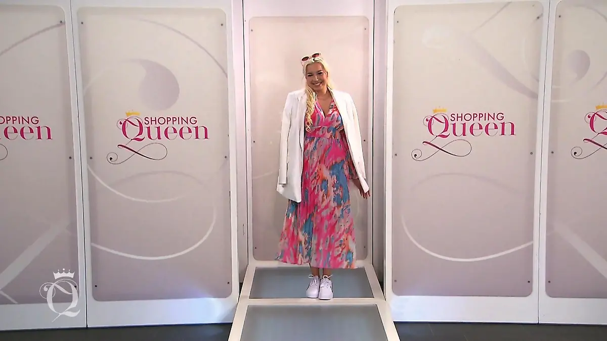 Freija präsentiert ihren Sommerlook Sommerkleid und Blazer
